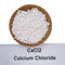 El calcio sala el cloruro de calcio del CaCl2 del 94% que el blanco blanco de la partícula gotea los gránulos blancos